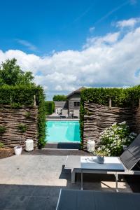 a backyard with a swimming pool and a table at B&B La Cereza in Oudenaarde