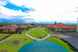 una vista aérea de una casa con patio en Mtoni Resort, Naro moru en Naro Moru