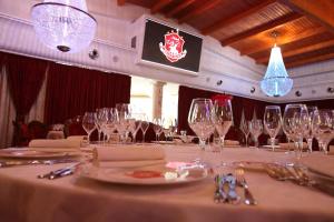 Restoran või mõni muu söögikoht majutusasutuses Hotel Borgo Don Chisciotte +37 fotot