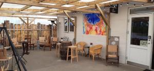 A restaurant or other place to eat at Tehúsið Hostel & Guesthouse