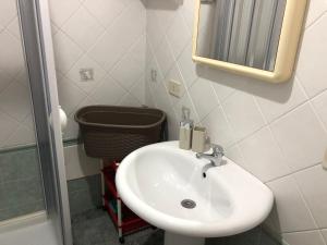 een badkamer met een wastafel en een toilet bij Villa Maris in Orosei