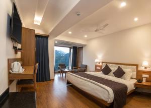 Country Inn Premier Pacific Mall Road Mussoorie客房内的一张或多张床位