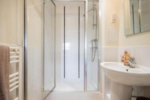 W łazience znajduje się prysznic i umywalka. w obiekcie Basingstoke Central Apartments w mieście Basingstoke