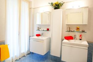 A kitchen or kitchenette at TREMEZZO RESIDENCE 5-1 of 11 apartments in an exclusive residence by Italian Apartments