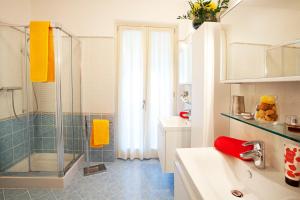 A bathroom at TREMEZZO RESIDENCE 5-1 of 11 apartments in an exclusive residence by Italian Apartments