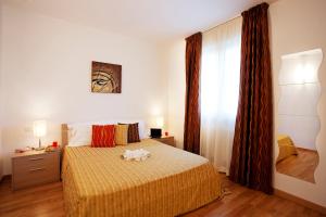 A bed or beds in a room at TREMEZZO RESIDENCE 5-1 of 11 apartments in an exclusive residence by Italian Apartments Még 37 kép