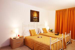 A bed or beds in a room at TREMEZZO RESIDENCE 5-1 of 11 apartments in an exclusive residence by Italian Apartments