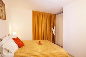 A bed or beds in a room at TREMEZZO RESIDENCE 5-1 of 11 apartments in an exclusive residence by Italian Apartments