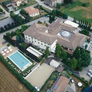 an aerial view of a house with a swimming pool at Hotel Ristorante La Lanterna in Castelnuovo di Garfagnana