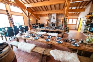 une grande salle à manger avec une grande table en bois dans l'établissement Parc Madeleine - CHALETS, à Saint-François-Longchamp