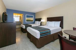 Kama o mga kama sa kuwarto sa Days Inn by Wyndham Natchez