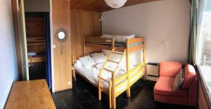 - une petite chambre avec des lits superposés et une chaise dans l'établissement Boost Your Immo Lubéron Vars 414, à Vars