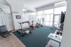 un gimnasio con varias bicicletas estáticas en una habitación en Apto cómodo y funcional, en la mejor ubicación! Puerto y playas a pie., en Punta del Este