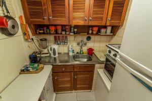 cocina pequeña con fregadero y fogones en Apto cómodo y funcional, en la mejor ubicación! Puerto y playas a pie., en Punta del Este