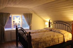 Katil atau katil-katil dalam bilik di Boende nära Romme Alpin och andra friluftsaktiviteter i Dalarna