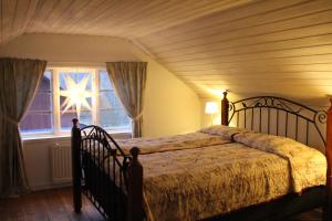 a bedroom with a bed and a large window at Boende nära Romme Alpin och andra friluftsaktiviteter i Dalarna in Smedjebacken