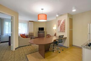 奧蘭多的住宿－MainStay Suites Orlando Altamonte Springs，厨房以及带桌椅的用餐室。