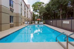 Swimming pool sa o malapit sa MainStay Suites Orlando Altamonte Springs