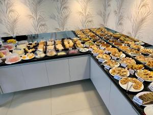 a buffet line with many different types of food at Hotel e Locadora Vizon in Vilhena