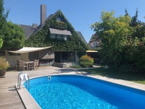Bazén v ubytování Hotel F-RITZ nebo v jeho okolí