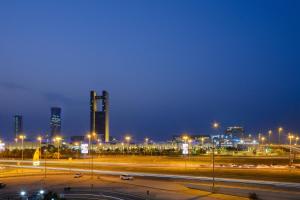 una città di notte con luci di strada e edifici di Crowne Plaza Bahrain, an IHG Hotel a Manama