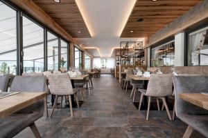 埃爾毛的住宿－Café-Restaurant Bettina，用餐室设有桌椅和窗户。