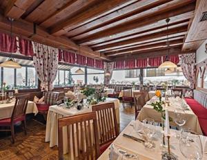 Reštaurácia alebo iné gastronomické zariadenie v ubytovaní Café-Restaurant Bettina