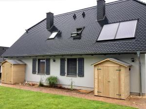 une maison avec des panneaux solaires sur le toit dans l'établissement Haus LUV, à Poel