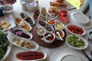 einen Tisch mit einem Haufen verschiedener Arten von Speisen in der Unterkunft Cocopalm Boutique Hotel Alaçatı in Alacati