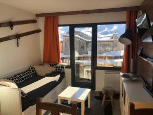 - une petite chambre avec un lit et une fenêtre dans l'établissement Avoriaz appartement 4pers plein sud skis aux pieds, à Morzine