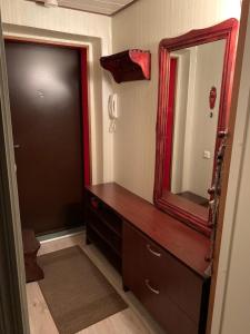 La salle de bains est pourvue d'une commode en bois et d'un miroir. dans l'établissement Riverside Apartment Pärnu, à Pärnu