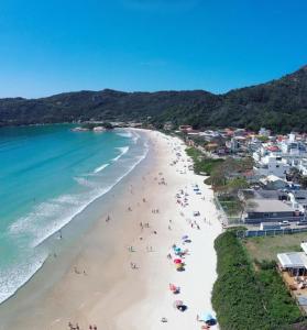 Et luftfoto af Belíssimo apto 2 suítes com vista para o mar