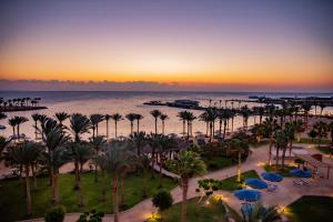 una vista aerea sulla spiaggia al tramonto di Continental Hotel Hurghada a Hurghada