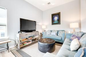 un salon avec un canapé et une télévision dans l'établissement Seahorse Beach House, à Galveston
