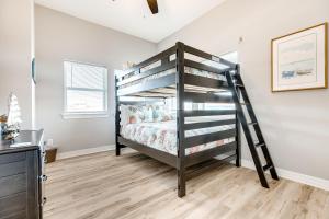 Ce lit superposé noir se trouve dans un dortoir doté de parquet. dans l'établissement Seahorse Beach House, à Galveston