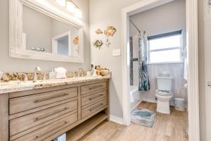 une salle de bains avec lavabo et toilettes dans l'établissement Seahorse Beach House, à Galveston 21 autres photos