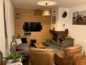a living room with a couch and a fireplace at Chalet individuel - Panoramique montagnes & Proche Lacs in La Bresse