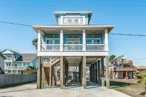 une maison sur la plage avec un balcon dans l'établissement Seahorse Beach House, à Galveston