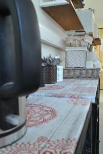 a kitchen with a counter with a rug on it at Ruca Kiñe Hostel in Las Grutas