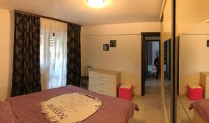 a bedroom with a bed with a cake on it at Apartament modern Târgoviște în regim hotelier in Târgovişte +5 photos