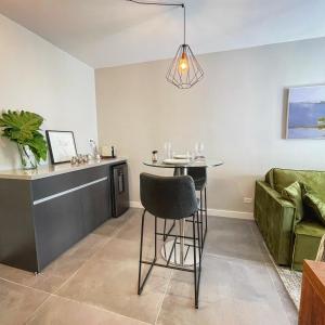 a living room with a table and a couch at Flat Jardins - Paulista in Sao Paulo