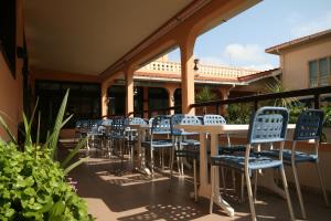 A restaurant or other place to eat at Hotel Sileoni Dépendance Villa Antonio