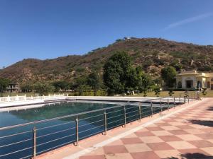 Bassein majutusasutuses Hotel Raj Bagh Palace või selle lähedal