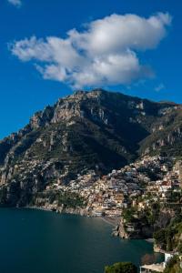 uma vista para a costa amalfi a partir da água em Casa Gilda Positano em Positano