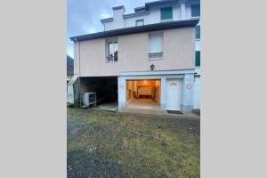 una gran casa blanca con garaje en Appartement rénové 4pers tout confort & garage en Cauterets