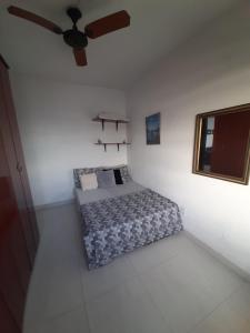 a bedroom with a bed and a ceiling fan at Vista Panorâmica em São Pedro da Aldeia in Rio de Janeiro +26 photos