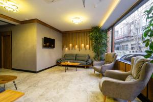 A seating area at Castillo Rojo Hotel Istanbul