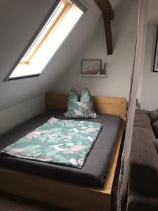 uma cama no sótão de uma casa em Ferienwohnung Willi II em Spremberg