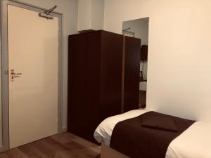 a bedroom with a closet and a bed and a mirror at Hotel Centraal in Harlingen