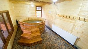 - un sauna en bois avec une baignoire en bois dans la chambre dans l'établissement Popas in Breb, à Breb